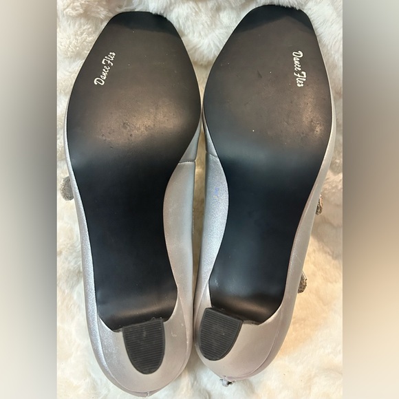 Easy street silver satin Mary Jane buckled adjustable strap women’s size 7.5M - Picture 13 of 13